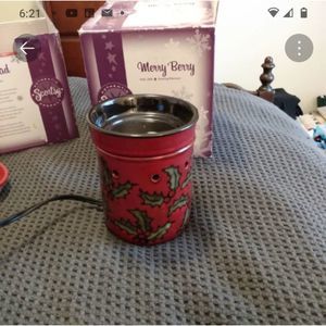 Never used Full Size Scentsy Warmer Merry Berry. Will need a bulb.